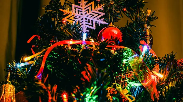クリスマスの飾り カラフルなクリスマスライトの背景 — ストック写真