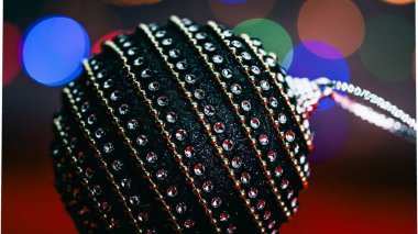 Noel süsleri. Renkli Noel ışıkları arka planı