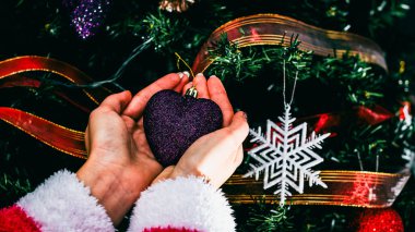 Noel süsleri. Renkli Noel ışıkları arka planı