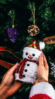 Noel süsleri. Renkli Noel ışıkları arka planı