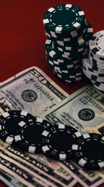 Yüksek bahisli kumarhane oyunları için bir yığın poker fişi.