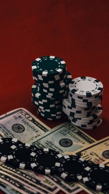 Yüksek bahisli kumarhane oyunları için bir yığın poker fişi.