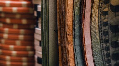 Yüksek bahisli kumarhane oyunları için bir yığın poker fişi.