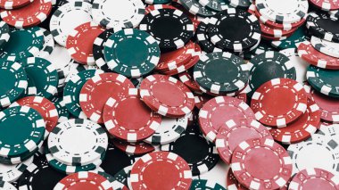 Yüksek bahisli kumarhane oyunları için bir yığın poker fişi.