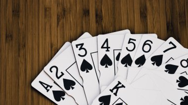 Yüksek bahisli kumarhane oyunları için bir yığın poker fişi.