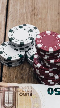 Yüksek bahisli kumarhane oyunları için bir yığın poker fişi.
