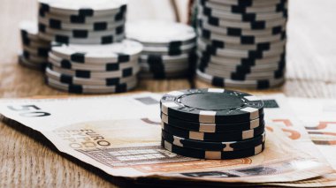 Yüksek bahisli kumarhane oyunları için bir yığın poker fişi.