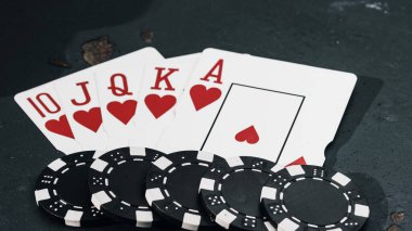 Yüksek bahisli kumarhane oyunları için bir yığın poker fişi.