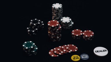 Yüksek bahisli kumarhane oyunları için bir yığın poker fişi.