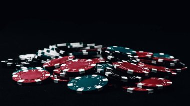 Yüksek bahisli kumarhane oyunları için bir yığın poker fişi.