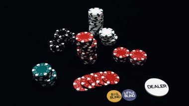 Yüksek bahisli kumarhane oyunları için bir yığın poker fişi.