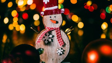 Noel süsleri. Renkli Noel ışıkları arka planı