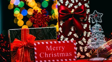 Noel süsleri. Renkli Noel ışıkları arka planı