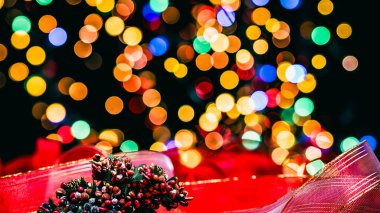 Noel süsleri. Renkli Noel ışıkları arka planı