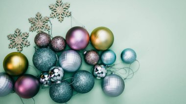 Noel süsleri. Renkli Noel ışıkları arka planı