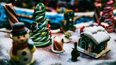 Noel süsleri. Renkli Noel ışıkları arka planı