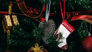 Noel süsleri. Renkli Noel ışıkları arka planı