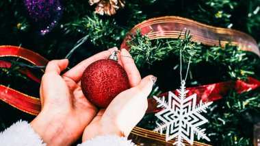 Noel süsleri. Renkli Noel ışıkları arka planı