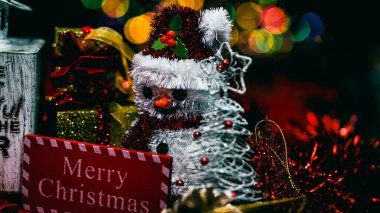 Noel süsleri. Renkli Noel ışıkları arka planı