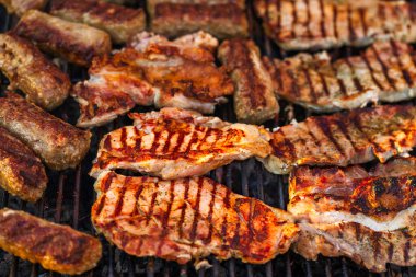 Izgarada domuz pirzolası. Bahçede mangal partisi.