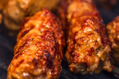 Geleneksel Romen yemek köfteleri ızgarada 