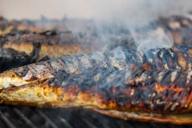 Kömür ızgarasında ızgara balık. Taze balık barbeküsü.