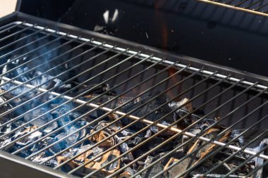 Işıl ışıl yanan ızgara ocağı. Kırmızı alevler, kömür kömürleri ve közlerle birlikte.