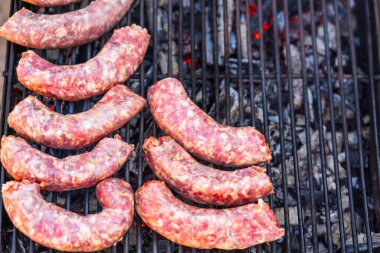 Izgara sosis ve ızgarada domuz pirzolası. Bahçede mangal partisi.