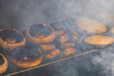 Lezzetli şampiyon mantarlar ve mangalda pişirilen sebzeler.