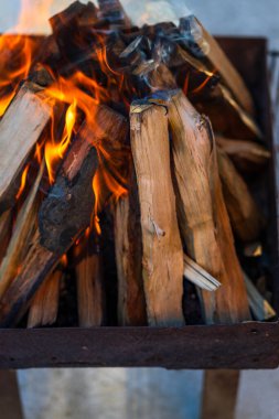 Kömür oluşturmak için odun parçaları yakmak. Barbekü hazırlığı, pişirmeden önce ateş..
