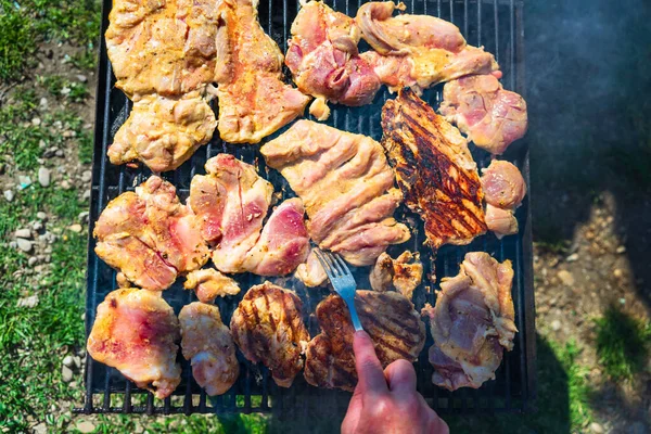炭火焼の生ステーキ キャンプのトップビューおいしいバーベキュー フードコンセプト グリル上の食品やグリル上の食品の詳細 — ストック写真