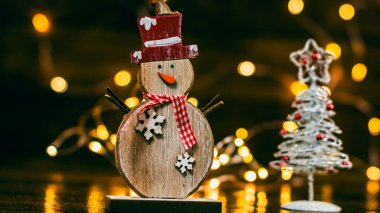 Noel süsleri. Renkli Noel ışıkları arka planı