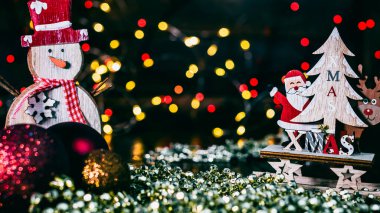 Noel süsleri. Renkli Noel ışıkları arka planı