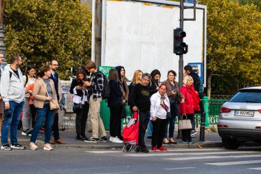 Karşıdan karşıya geçen insanlar. Bükreş, Romanya, 2023