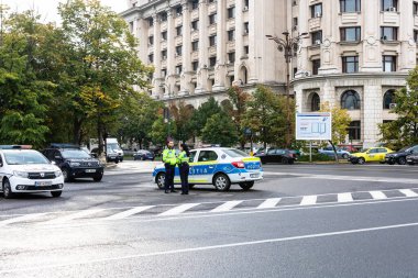 Romanya 'nın Bükreş kentinde polis memuru ve Romanya Trafik Polisi (Politia Rutiera) 2023