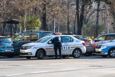 Romanya 'nın Bükreş kentinde polis memuru ve Romanya Trafik Polisi (Politia Rutiera) 2023