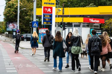 Karşıdan karşıya geçen insanlar. Bükreş, Romanya, 2023