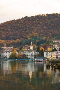 Tuna nehri ve Orsova şehri, deniz manzarası. Orsova, Romanya, 2020