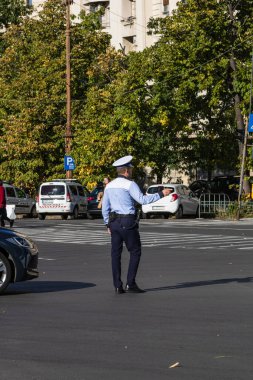 Trafiği polis memuru, Romanya Trafik Polisi (Politia Rutiera) yönetiyor. Romanya 'nın Bükreş kentinde iş çıkış saati, 2022