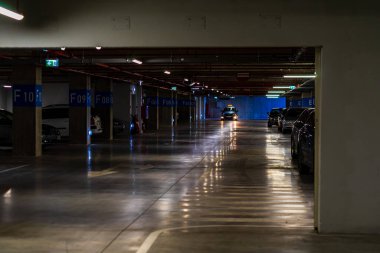 Otoparkın içinde park edilmiş birkaç araba var. Bükreş, Romanya 'daki yeraltı otoparkı, 2021