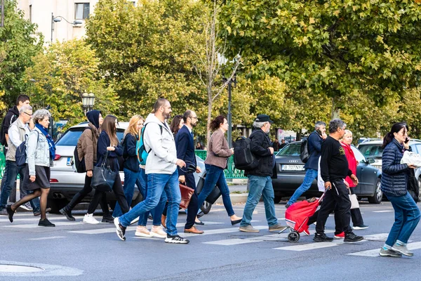People Crossing Street Bucharest Romania 2023 — Stock Photo, Image