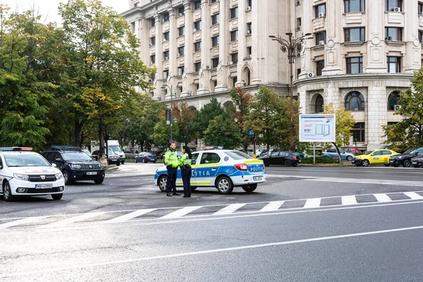 Romanya 'nın Bükreş kentinde polis memuru ve Romanya Trafik Polisi (Politia Rutiera) 2023