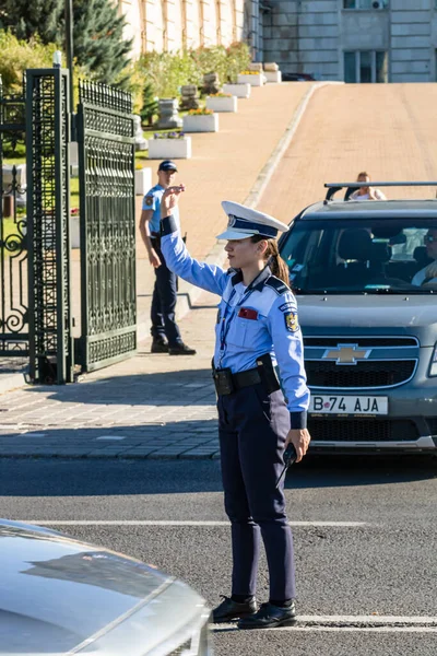 Αστυνομικός Πράκτορας Της Ρουμανικής Τροχαίας Politia Rutiera Κατευθύνει Την Κυκλοφορία — Φωτογραφία Αρχείου