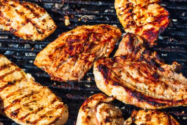 Kömür mangalında ızgara tavuk ve domuz eti. Kamp manzarası, lezzetli barbekü, yemek konsepti, ızgaradaki yemek ve ızgaradaki yemeğin ayrıntıları.