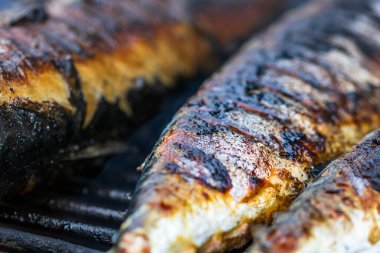 Kömür ızgarasında ızgara balık. Taze balık barbeküsü.