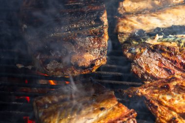 Kömür ızgarasında ızgara uskumru ve duman..