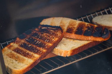 Kömür ızgarasında pişen lezzetli taze ekmek.