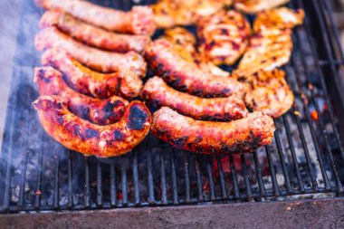 Kömür mangalında ızgara domuz eti ve sosis hazırlıyorum. Lezzetli barbekü, yemek konsepti, ızgaradaki yemek ve ızgaradaki yemeğin ayrıntıları.