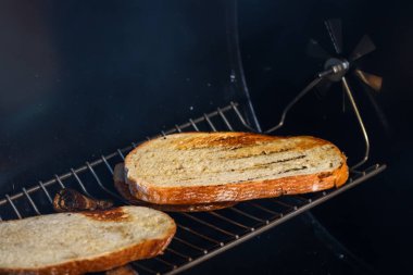 Kömür ızgarasında pişen lezzetli taze ekmek.