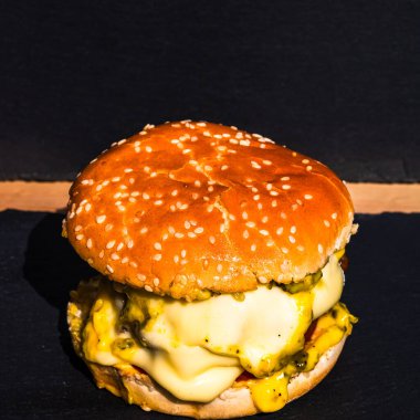 Lezzetli ev yapımı çizburger. Turşulu çizburger, domates, soğan, erimiş peynir.